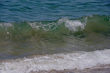 Obraz premium Close-up view of wave water at a Pacific Ocean beach in Santa Barbara, California on a summer day