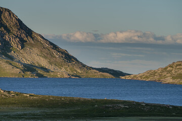 Fototapeta premium Widok na Góry Skandynawskie w pobliżu szczytu górskiego Gaustatoppen