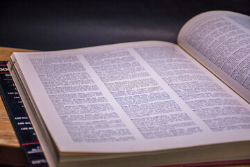 hoja de libro con letra pequeña