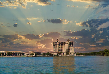 The hotel across the Savannah River from River street next to the Convention Center - obrazy, fototapety, plakaty