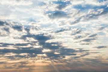 Amanecer en color amarillo y nubes