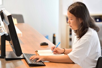 オンライン授業の女の子