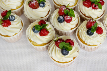 Vanillas Cupcakes with Fresh Berries: strawberries,raspberries, blueberry.