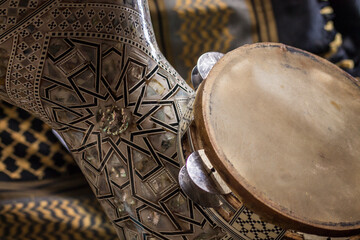 Instrumentos Árabes de percussão em madrepérola e madeira.