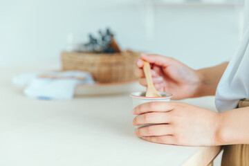 Obraz na płótnie Canvas 木のスプーンでコップの中身を混ぜる　cup stir spoon