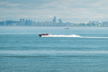 Obraz premium Jet boat adventure tours in Simnipo beach.