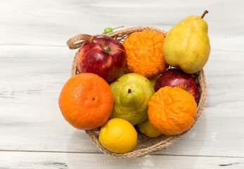 canasta de frutas, con fondo de madera, pintada.