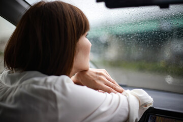 雨が降り悲しそうな女性