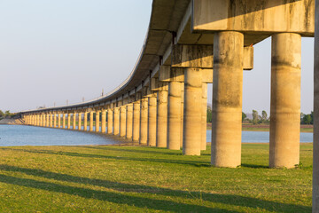 Obraz premium Rail way bridge cross over the dam with morning sky.