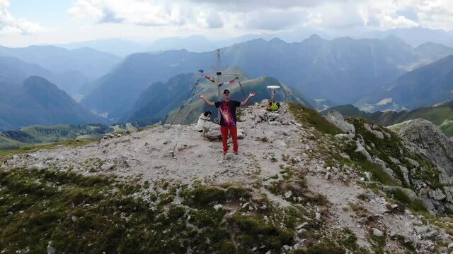 Vetta di montagna ripresa con drone