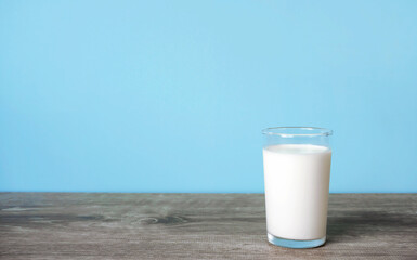 A glass of milk on the table. テーブルの上のグラス一杯の牛乳	