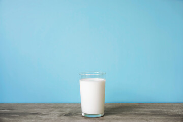A glass of milk on the table. テーブルの上のグラス一杯の牛乳	