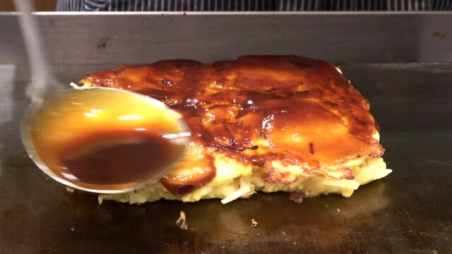 お好み焼き  作り方  調理プロセス4  ソースとマヨネーズ 4K /  Cooking Okonomiyaki. Process 4. Japanese food. 4K