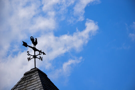 青空を背景に教会の風見鶏が回る