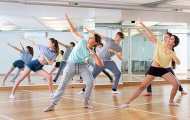Fototapeta na wymiar Boys and girls learn to dance modern dances in dance studio