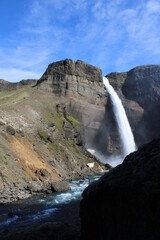 Einzigartiger Haífoss Wasserfall im Hochland von Island
