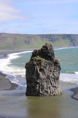 Grandiose Landschaft des Reynisfjara Strandes nahe der Stadt Vik in Island