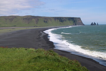 Grandiose Landschaft des Reynisfjara Strandes nahe der Stadt Vik in Island