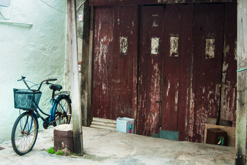 Fototapeta na wymiar Detail of old bicycle and wooden door