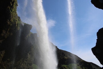 Kvernufoss Wasserfall im Süden Islands nahe des bekannten Skógafoss Wasserfalls in der kleinen Ortschaft Skógar