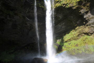 Fototapeta na wymiar Kvernufoss Wasserfall im Süden Islands nahe des bekannten Skógafoss Wasserfalls in der kleinen Ortschaft Skógar