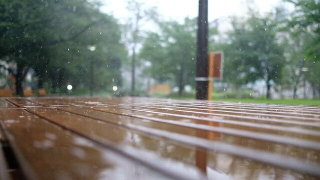 雨降りの木製テーブル 4k映像