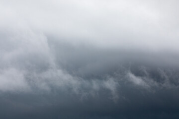 雨雲と灰色の空