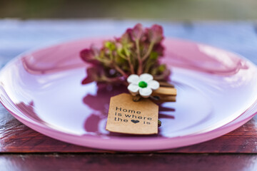 Fototapeta na wymiar Hortensienblüte auf einem Teller als Tischdekoration