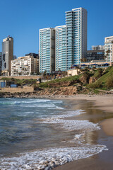 Fototapeta premium Widok z Ramlet al Baida na wybrzeże Morza Śródziemnego, główna plaża w Bejrucie, stolicy Libanu