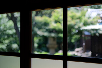 日本家屋、窓からの景色