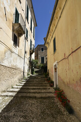 Obraz premium A narrow street in the old buildings of San Donato Val di Comino, a medieval village in the Lazio region.