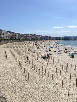 Playa de Sanxenxo en Galicia. Estacas de madera para limitar la zona. Covid 19