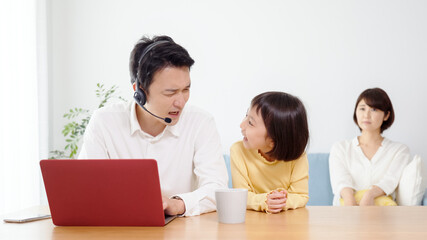 リビングでテレワークする父親