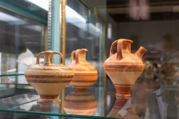 Gordijnen Lefkosia (Nicosia), Cyprus, Greece- AUGUST , 6 2019: terracotta vases in showcase of Museum of Cyprus, in Nicosia © Biba