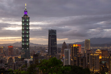 Naklejka premium Sunset view of Taipei 101 and the city, Taiwan.