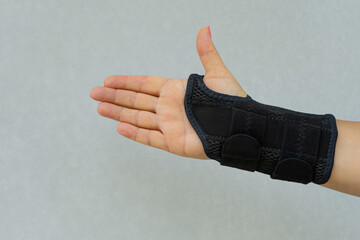 Wrist brace for the treatment of carpal tunnel syndrome or median nerve compression, numbness hand