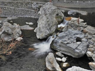 岩の間から流れ落ちる渓流

