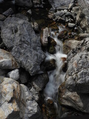 渓谷を流れる急流のスローシャッター写真
