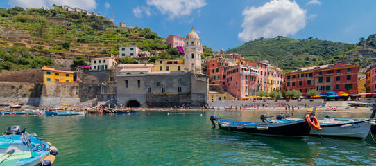 Fototapeta na wymiar Port de Vernazza, vue depuis le sentier de randonnée, village des Cinque terre inscrit au patrimoine mondial de l'Unesco. Village coloré d'Italie. 