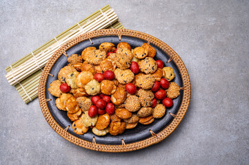 Tasty asian vegetarian appetizer, crunchy rice en peanuts snacks from Japan