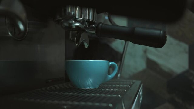 barista usando maquina de expresso en cafeter&iacute;a moderna