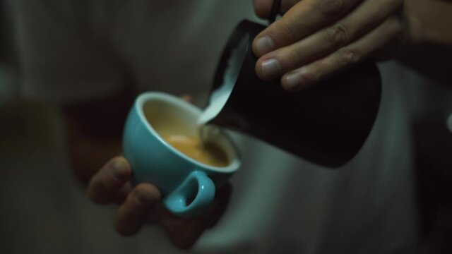 barista usando maquina de expresso en cafeter&iacute;a moderna