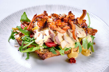 Bruschetta with roast beef and chanterelles.