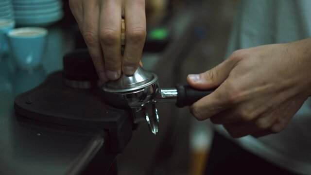 barista usando maquina de expresso en cafeter&iacute;a moderna