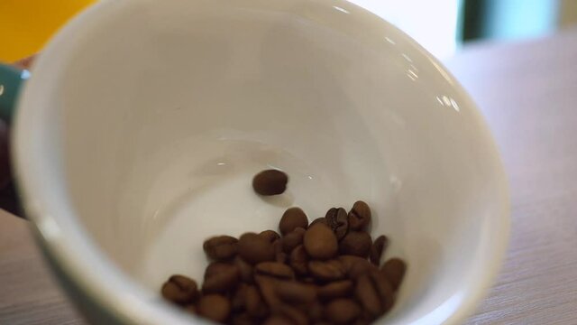 granos de caf&eacute; barista usando maquina de expresso en cafeter&iacute;a moderna