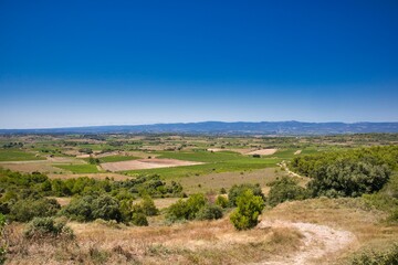 Fototapeta na wymiar Campagne du sud de la France, région des Corbières, Aude, Occitanie. Pays du vin et des vignobles.