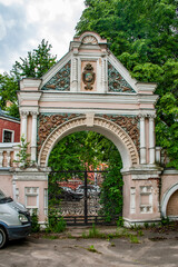 Fototapeta na wymiar At the entrance to the estate of princes Yusupov, a solemn gate decorated with relief multi-colored ornaments in the Old Russian style and the princely coat of arms greeted guests. 