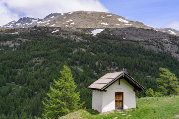 Fototapeta na wymiar Small isolated chapel, lost in the mountains in the Hautes-Alpes.