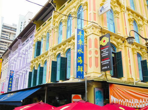Singapure - December 24, 2008: A colorful facade at the Residence of Tan Teng Niah, the last remaining Chinese villa and a brightly colored landmark in Little India, Singapore.