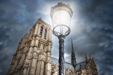 Fototapeta na wymiar Streetlight and Notre-Dame